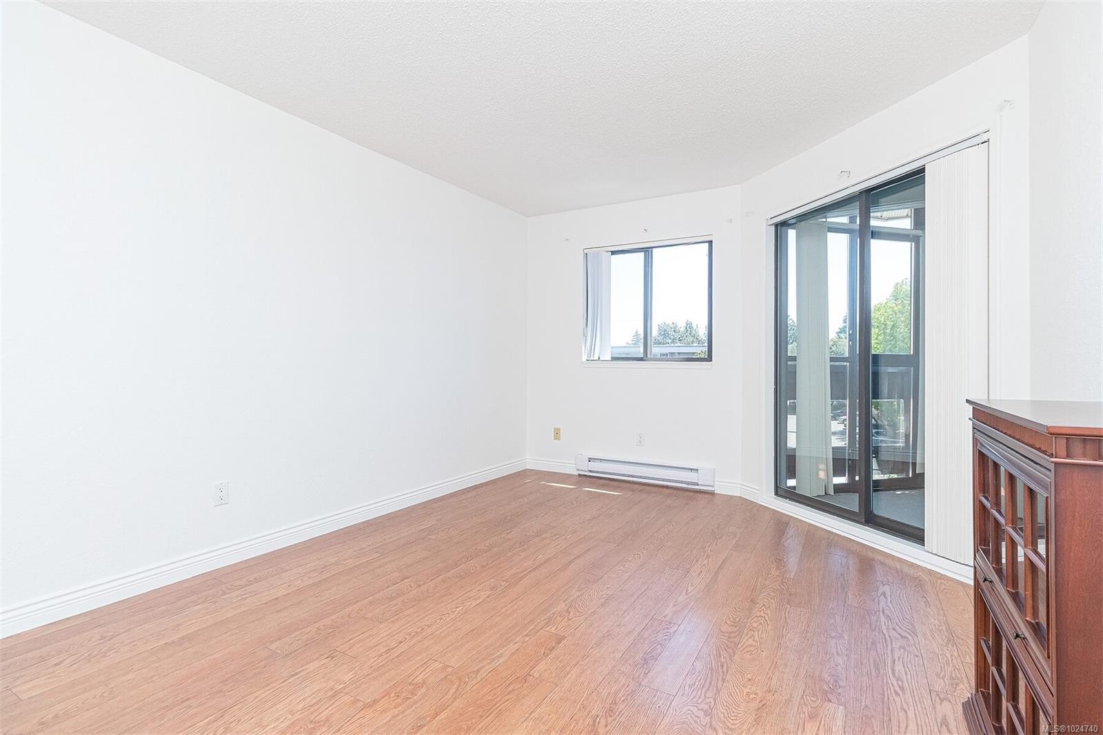 403-1560 Hillside Ave, Victoria, BC - Indoor Photo Showing Other Room