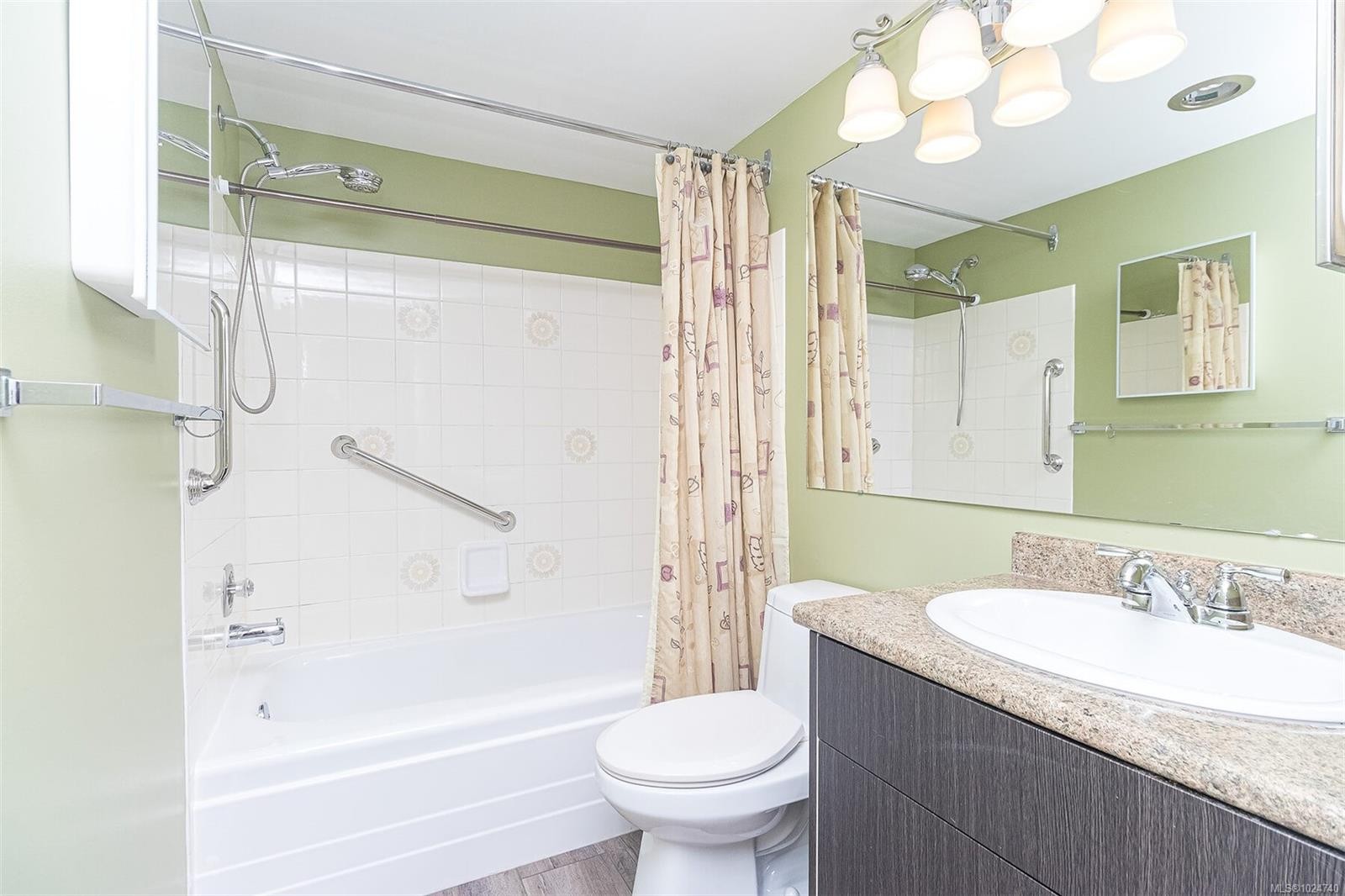 403-1560 Hillside Ave, Victoria, BC - Indoor Photo Showing Bathroom