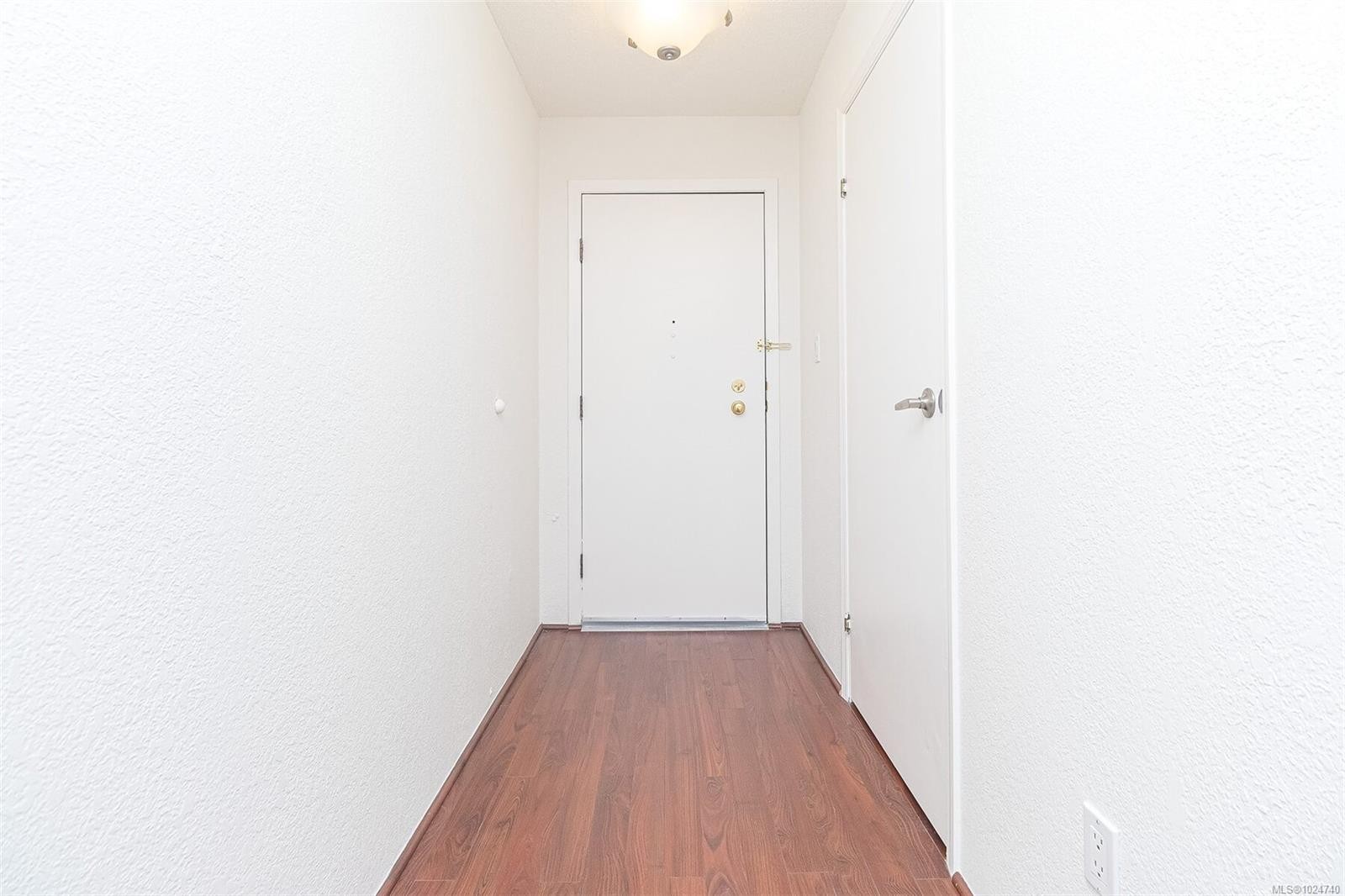 403-1560 Hillside Ave, Victoria, BC - Indoor Photo Showing Other Room