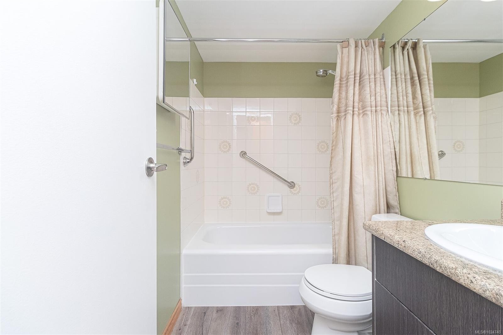 403-1560 Hillside Ave, Victoria, BC - Indoor Photo Showing Bathroom