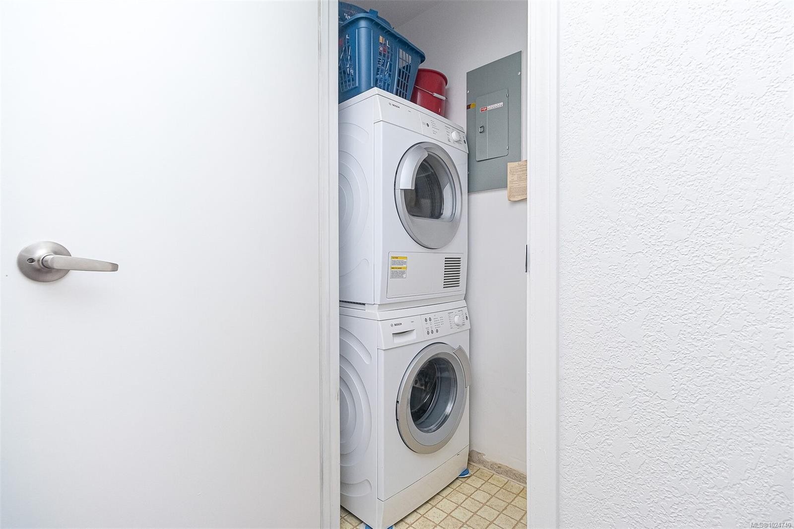 403-1560 Hillside Ave, Victoria, BC - Indoor Photo Showing Laundry Room