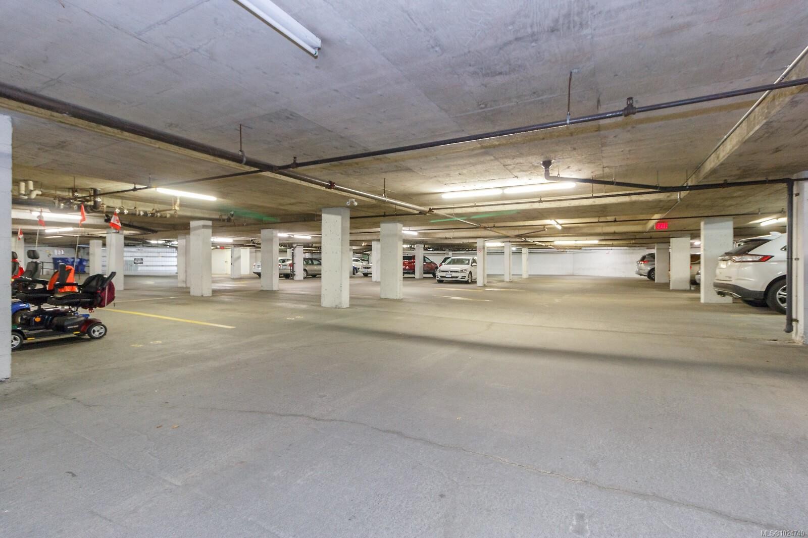 403-1560 Hillside Ave, Victoria, BC - Indoor Photo Showing Garage