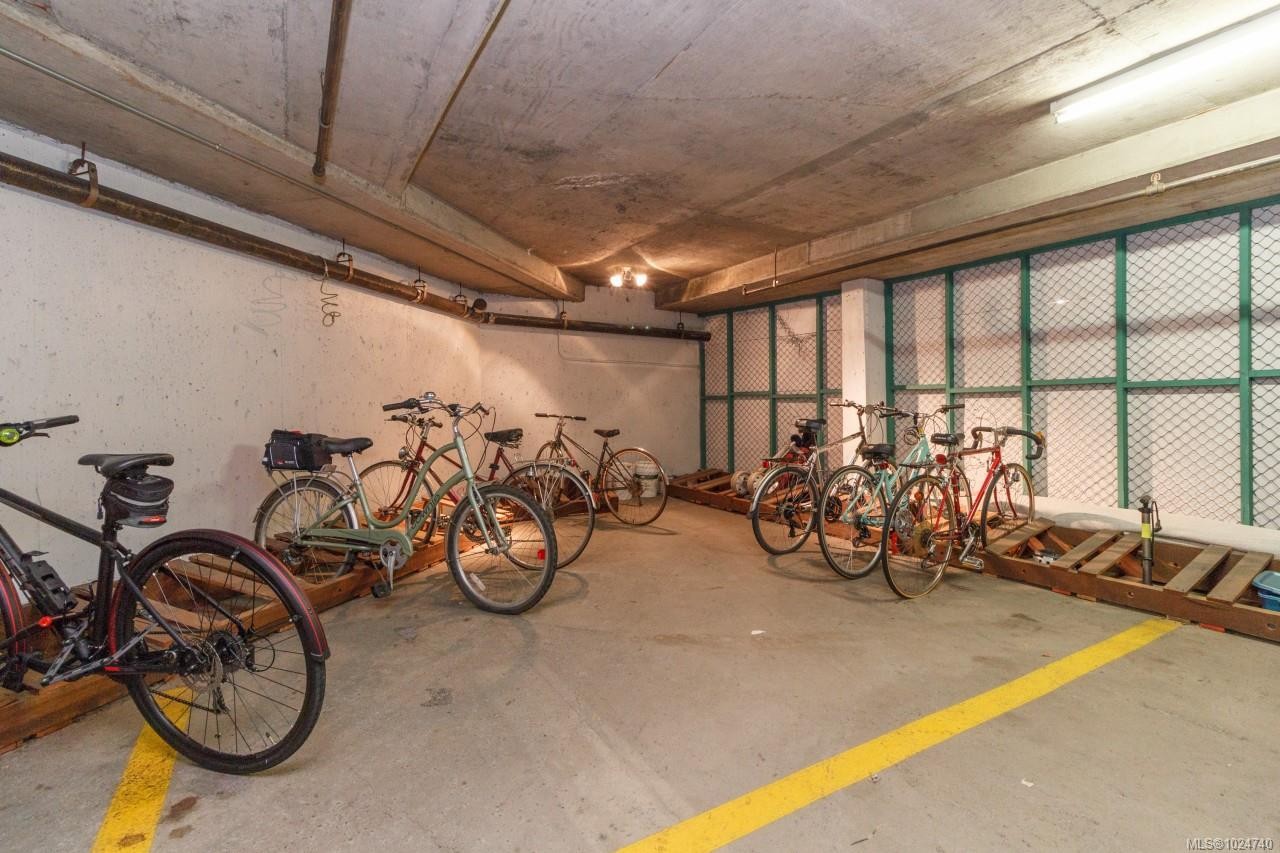 403-1560 Hillside Ave, Victoria, BC - Indoor Photo Showing Garage