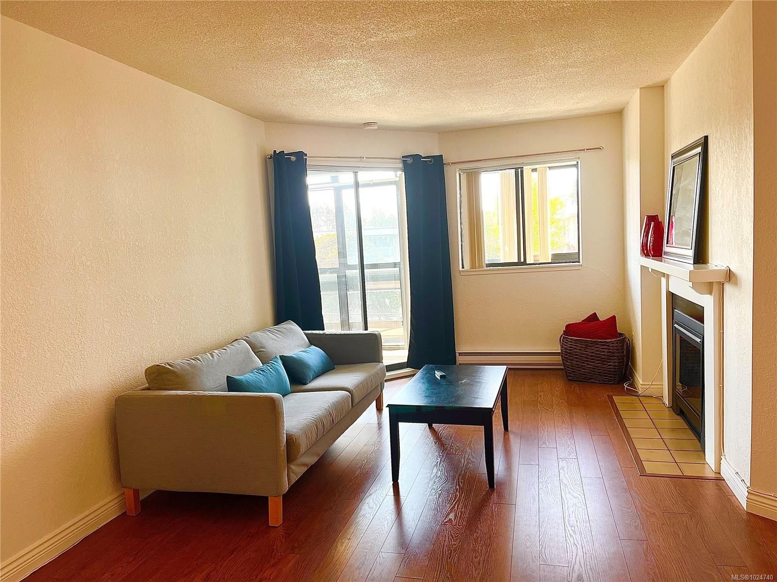 403-1560 Hillside Ave, Victoria, BC - Indoor Photo Showing Living Room