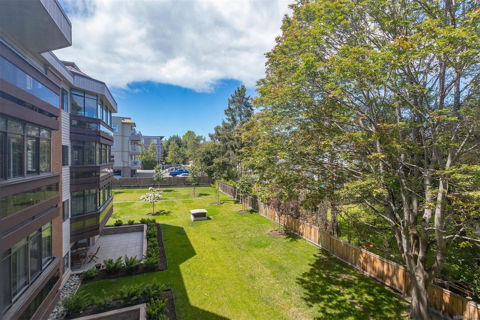 403-1560 Hillside Ave, Victoria, BC - Outdoor