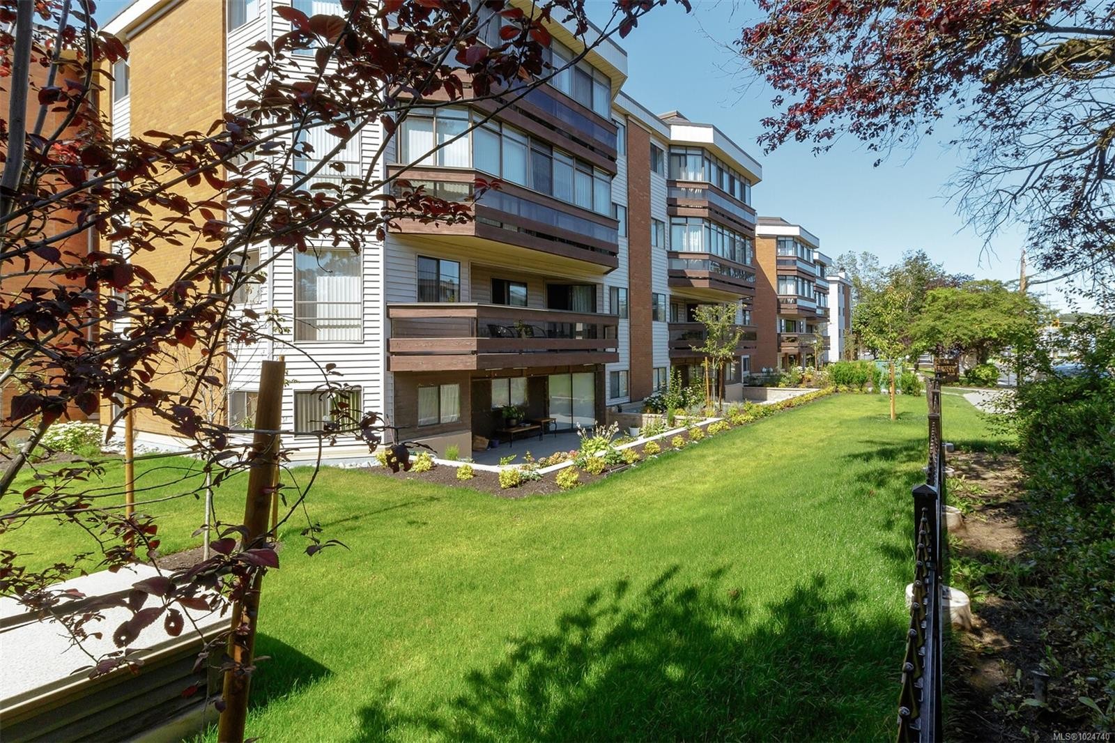 403-1560 Hillside Ave, Victoria, BC - Outdoor With Balcony