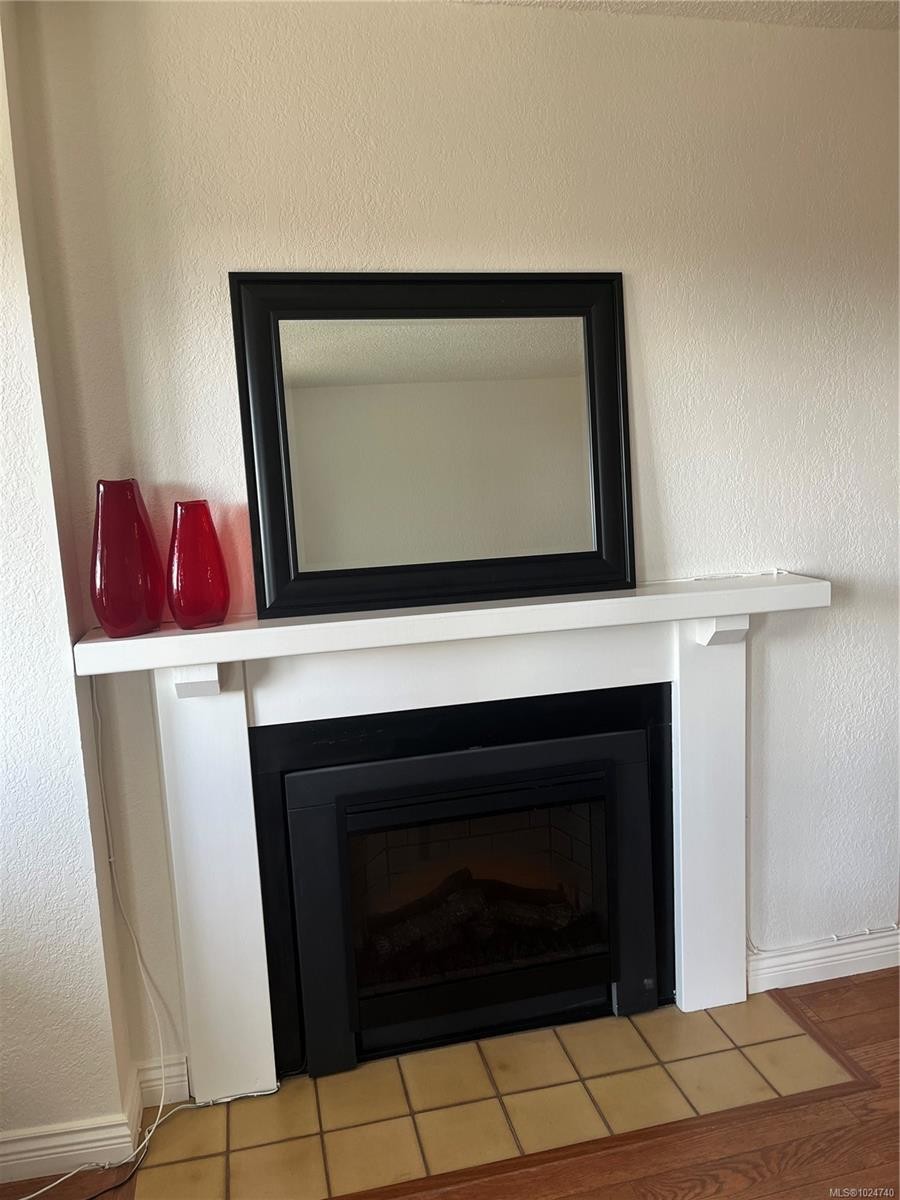 403-1560 Hillside Ave, Victoria, BC - Indoor Photo Showing Living Room With Fireplace
