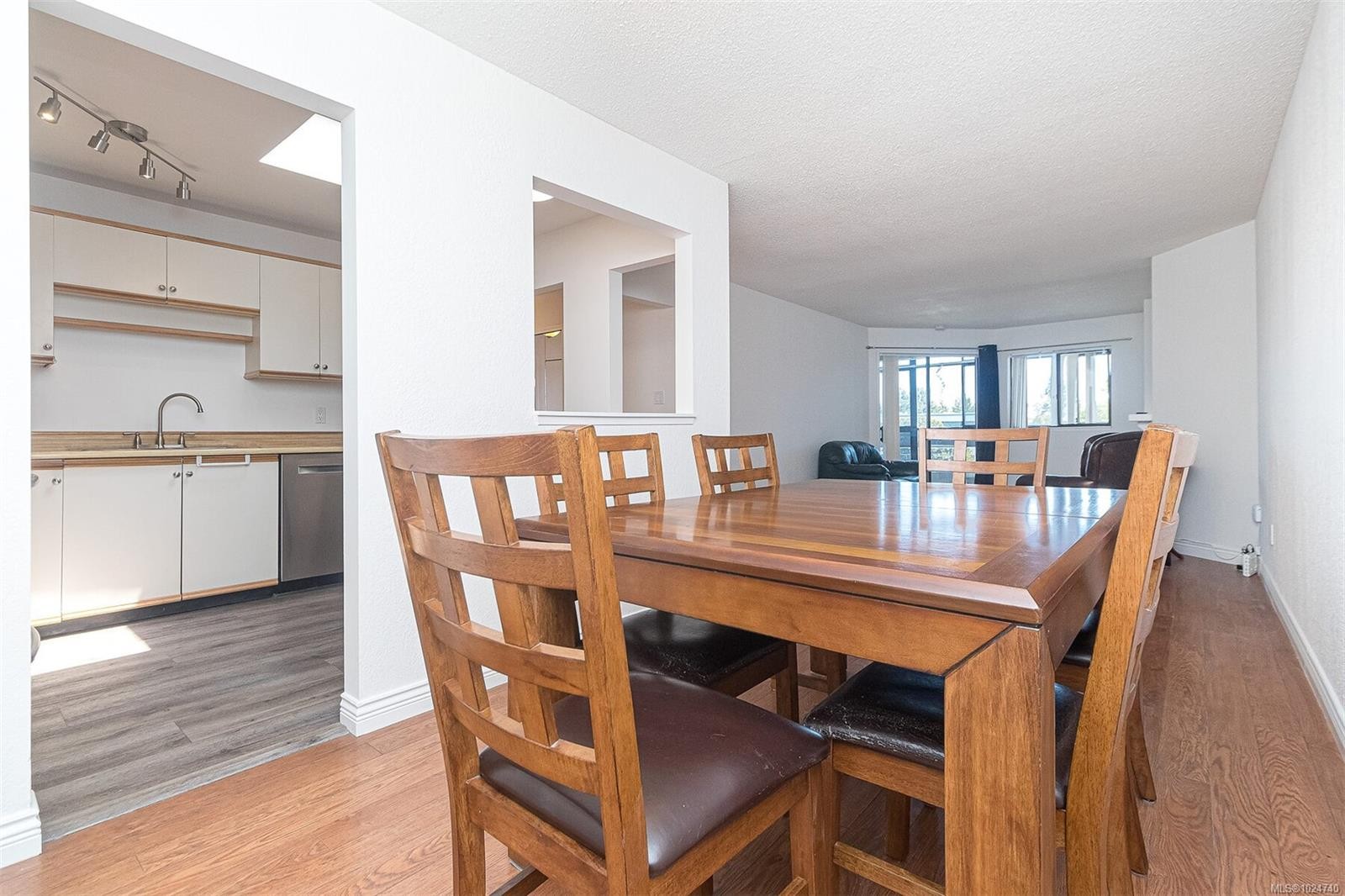 403-1560 Hillside Ave, Victoria, BC - Indoor Photo Showing Dining Room