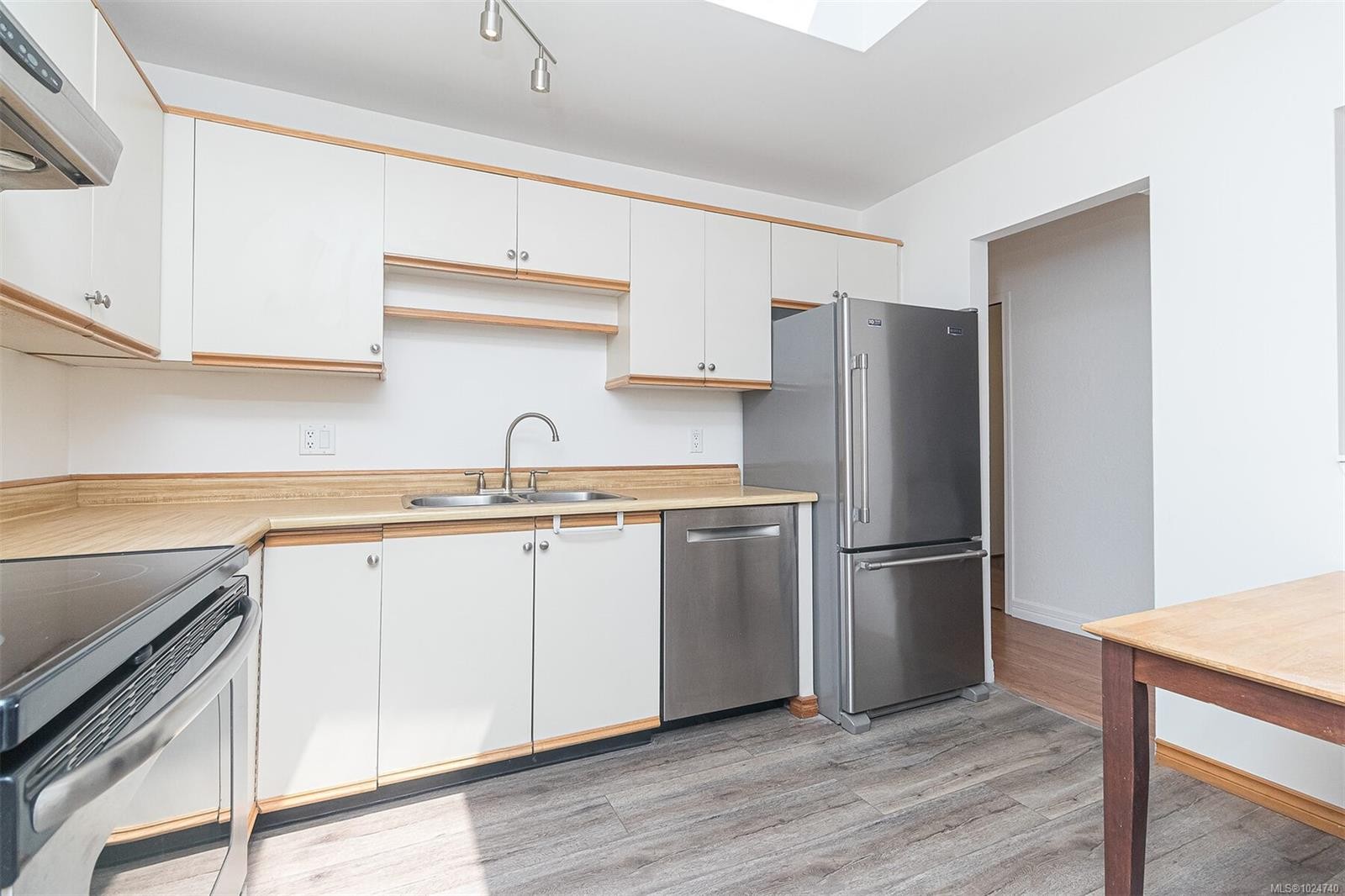 403-1560 Hillside Ave, Victoria, BC - Indoor Photo Showing Kitchen With Double Sink