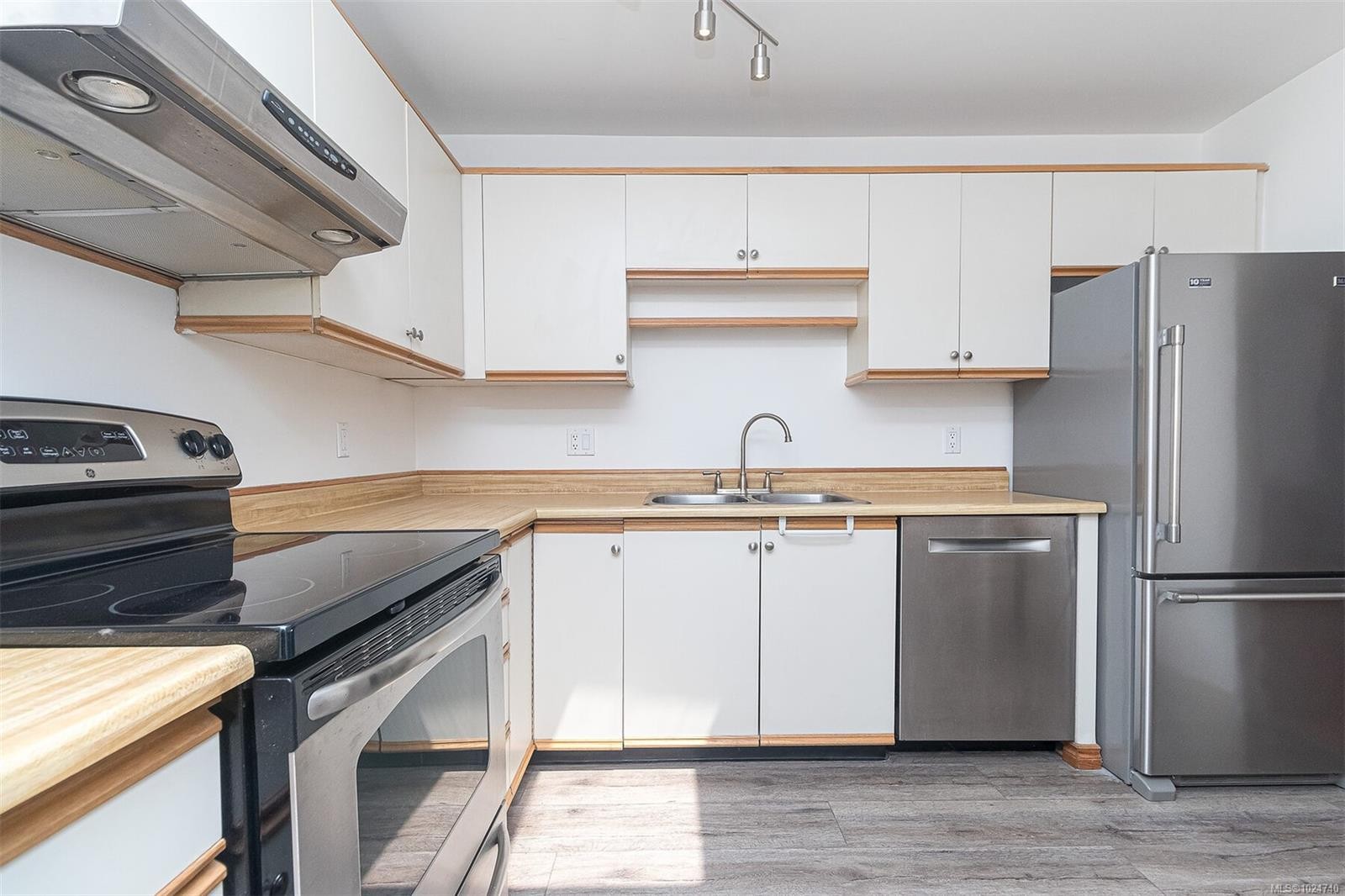 403-1560 Hillside Ave, Victoria, BC - Indoor Photo Showing Kitchen With Double Sink