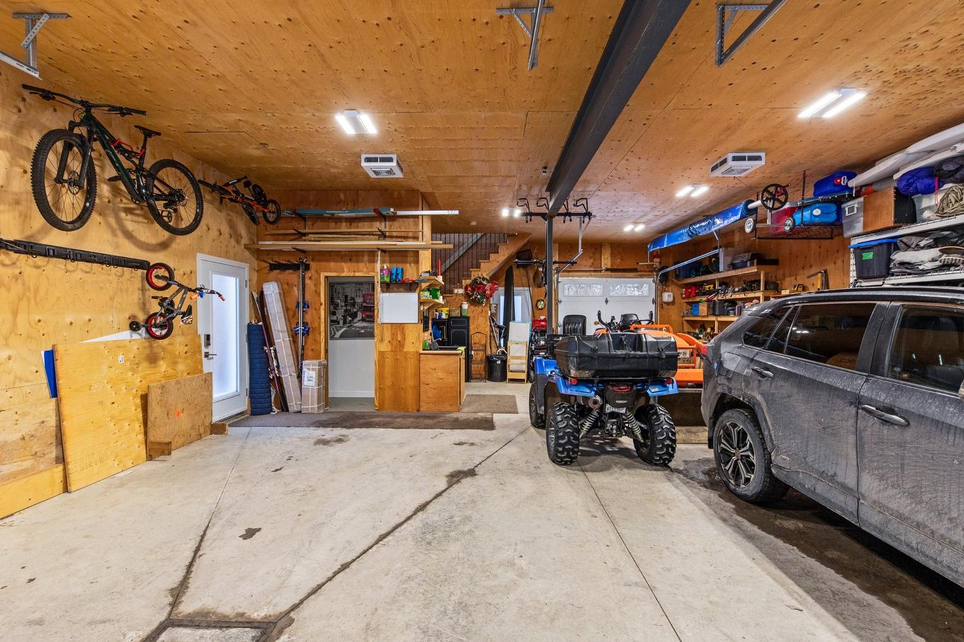 Garage - 561 Mtée Bertrand, Saint-Jean-Sur-Richelieu, QC - Indoor Photo Showing Garage