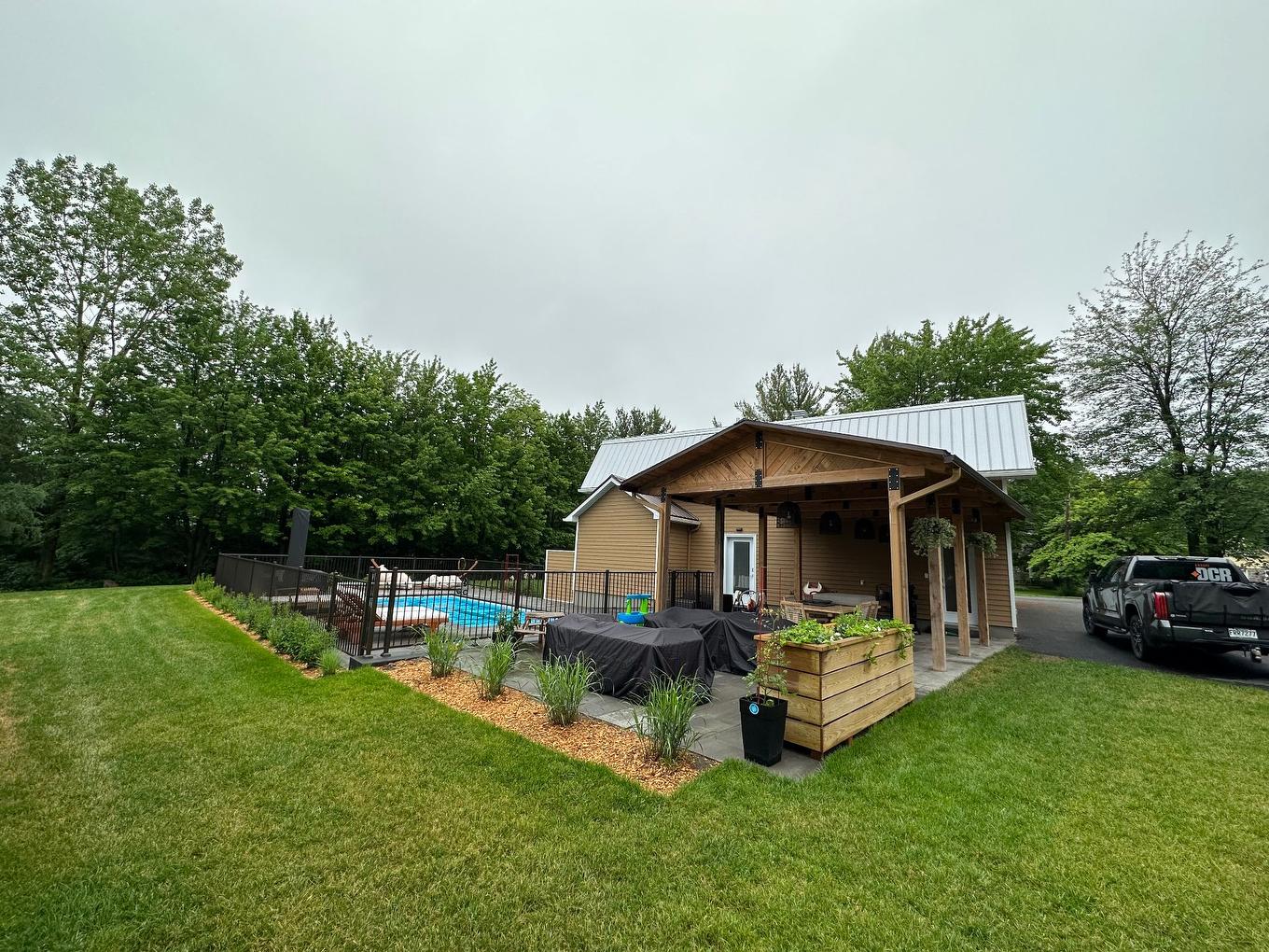 Backyard - 561 Mtée Bertrand, Saint-Jean-Sur-Richelieu, QC - Outdoor With Backyard