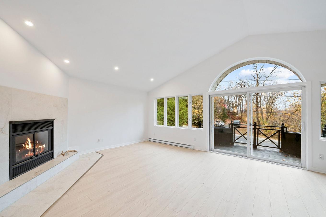 Living room - 646 Rue Valiquette, Sainte-Adèle, QC - Indoor Photo Showing Living Room With Fireplace