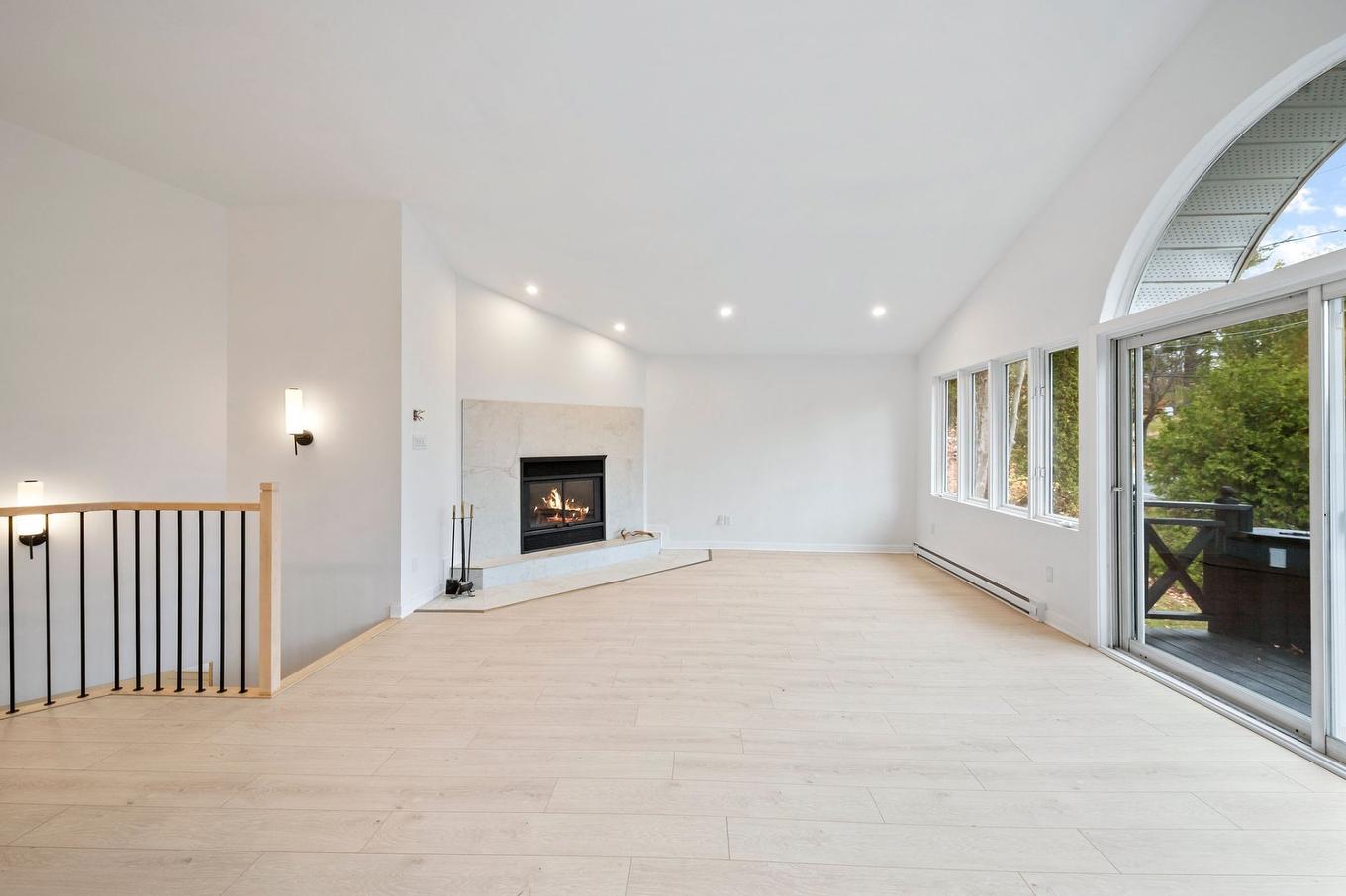 Living room - 646 Rue Valiquette, Sainte-Adèle, QC - Indoor With Fireplace