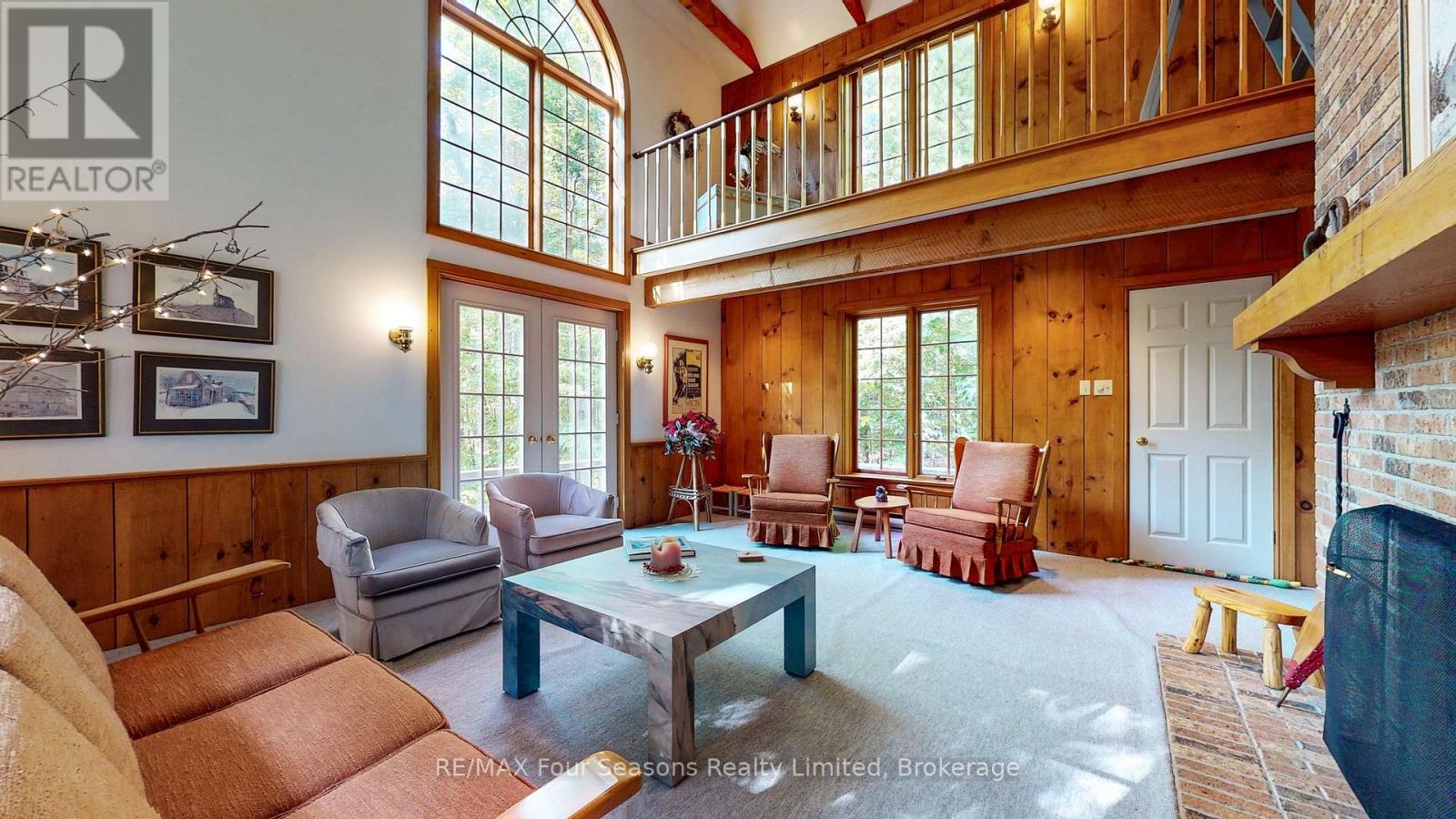 6 Cerberus Trail, Clearview (Devil'S Glen), ON - Indoor Photo Showing Living Room With Fireplace