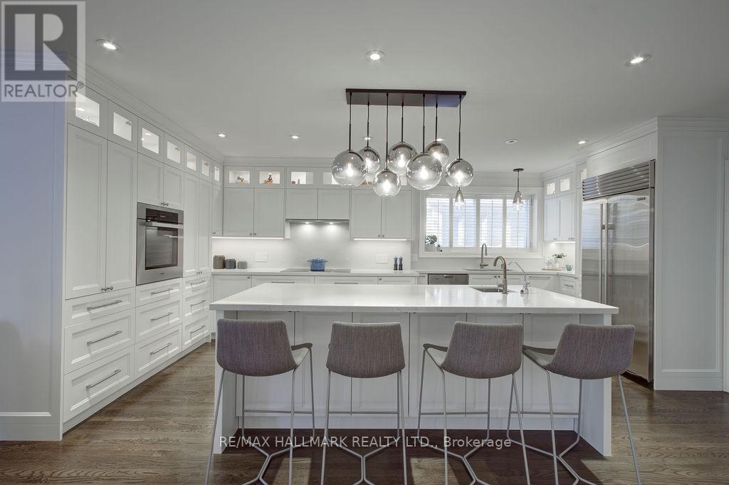 19 Whitney Avenue, Toronto, ON - Indoor Photo Showing Kitchen With Upgraded Kitchen