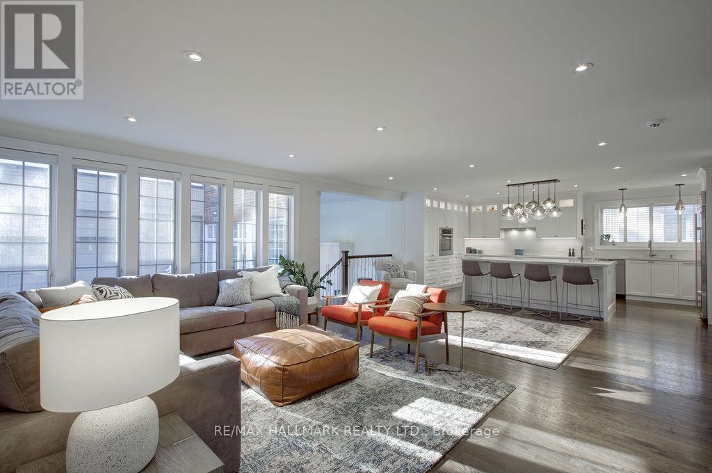 19 Whitney Avenue, Toronto, ON - Indoor Photo Showing Living Room