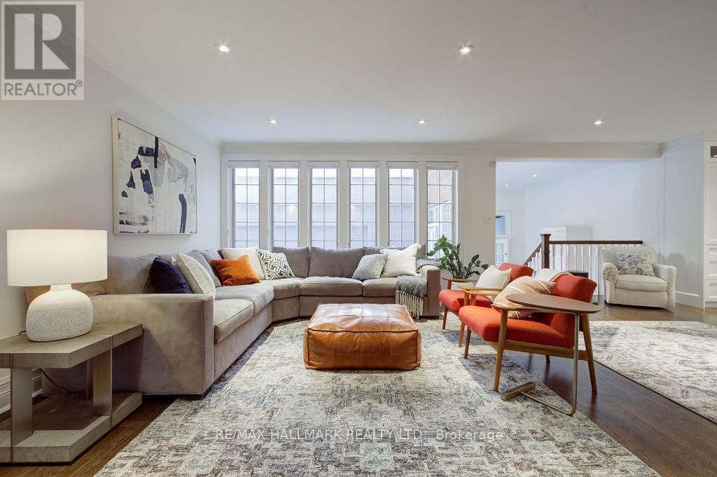 19 Whitney Avenue, Toronto, ON - Indoor Photo Showing Living Room