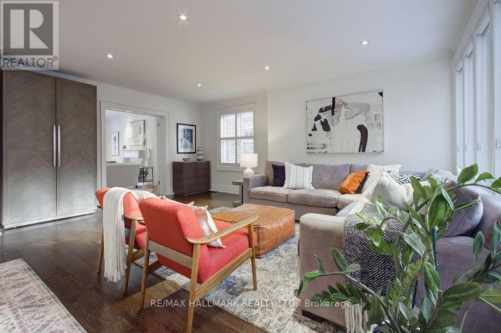 19 Whitney Avenue, Toronto, ON - Indoor Photo Showing Living Room