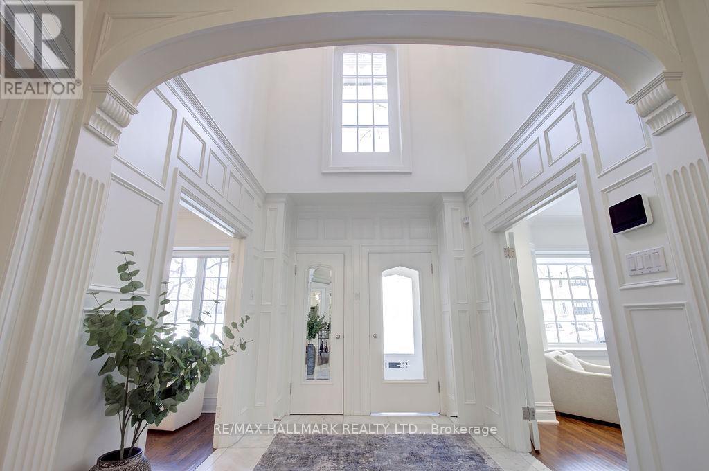 19 Whitney Avenue, Toronto, ON - Indoor Photo Showing Other Room