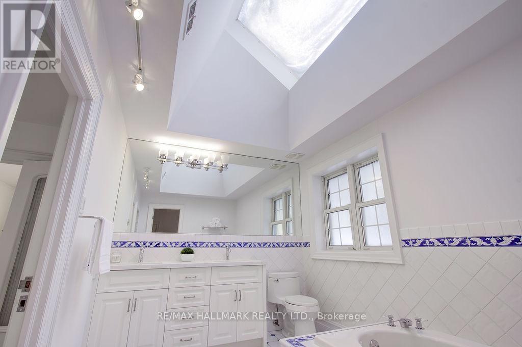 19 Whitney Avenue, Toronto, ON - Indoor Photo Showing Bathroom