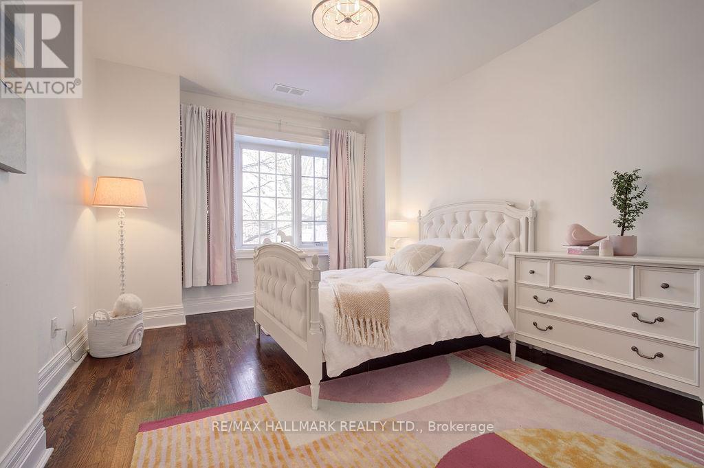 19 Whitney Avenue, Toronto, ON - Indoor Photo Showing Bedroom