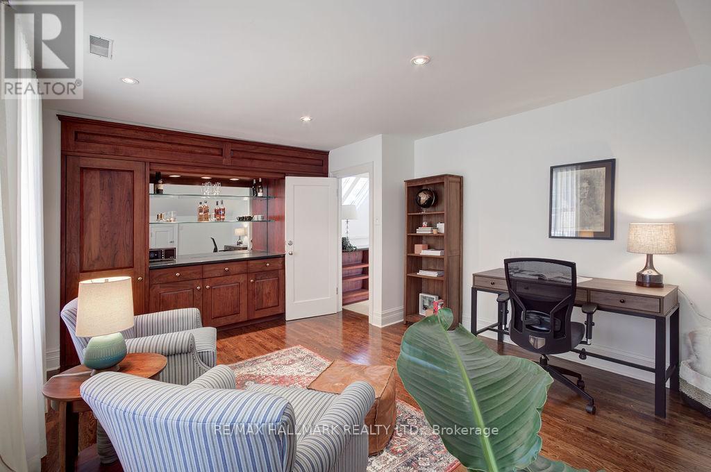 19 Whitney Avenue, Toronto, ON - Indoor