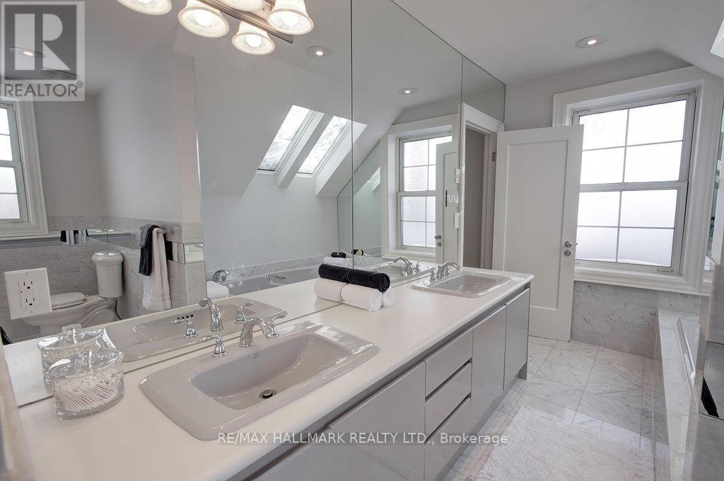 19 Whitney Avenue, Toronto, ON - Indoor Photo Showing Bathroom