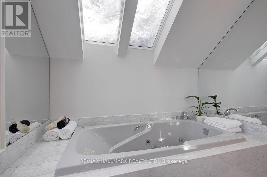 19 Whitney Avenue, Toronto, ON - Indoor Photo Showing Bathroom