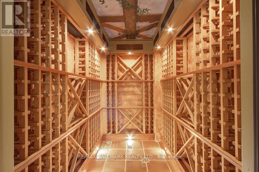 19 Whitney Avenue, Toronto, ON - Indoor Photo Showing Other Room