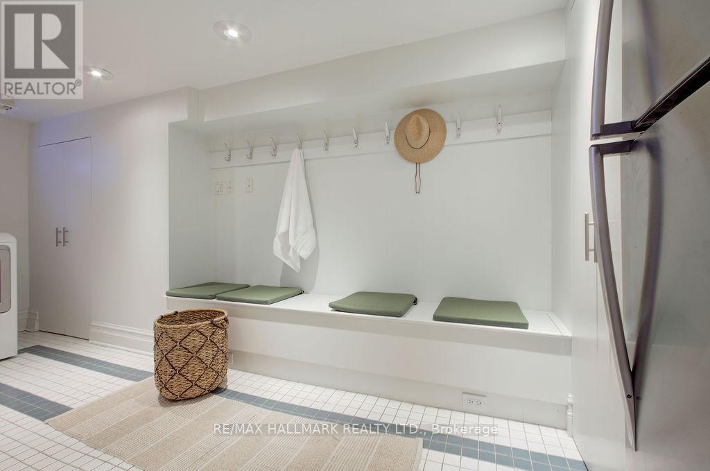 19 Whitney Avenue, Toronto, ON - Indoor Photo Showing Bathroom