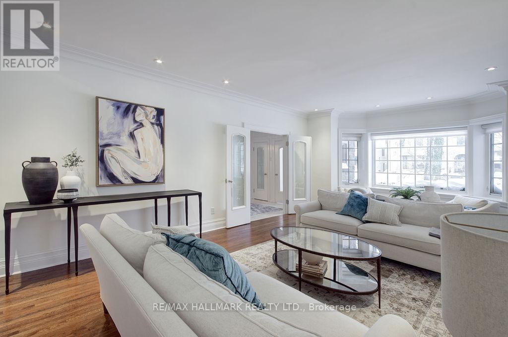 19 Whitney Avenue, Toronto, ON - Indoor Photo Showing Living Room