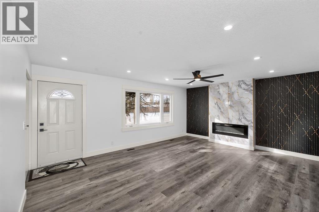 432 Ogden Drive Se, Calgary, AB - Indoor With Fireplace