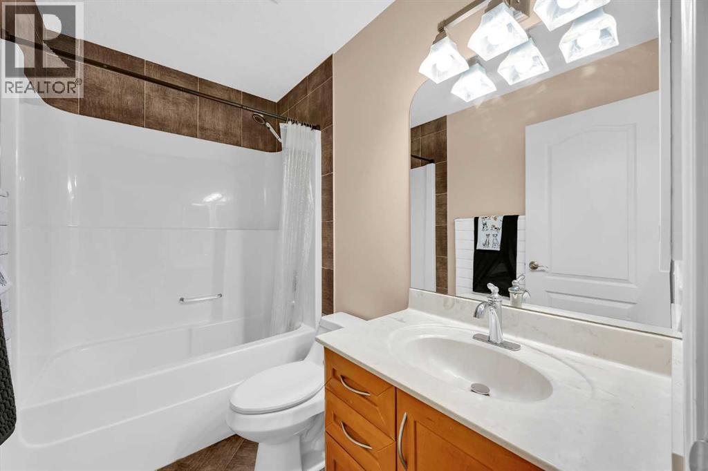 100 Cougarstone Manor Sw, Calgary, AB - Indoor Photo Showing Bathroom