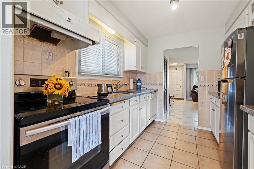 135 West Avenue N, Hamilton, ON - Indoor Photo Showing Kitchen