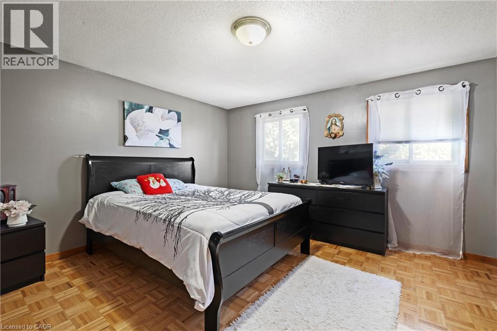 135 West Avenue N, Hamilton, ON - Indoor Photo Showing Bedroom