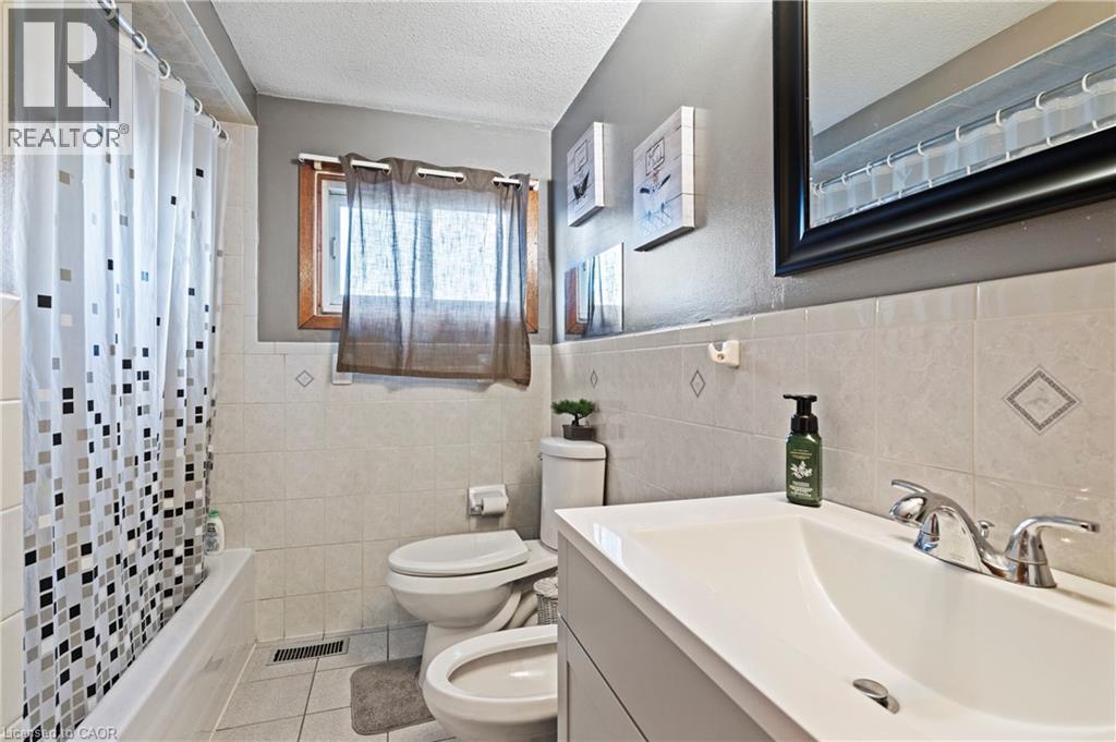 135 West Avenue N, Hamilton, ON - Indoor Photo Showing Bathroom