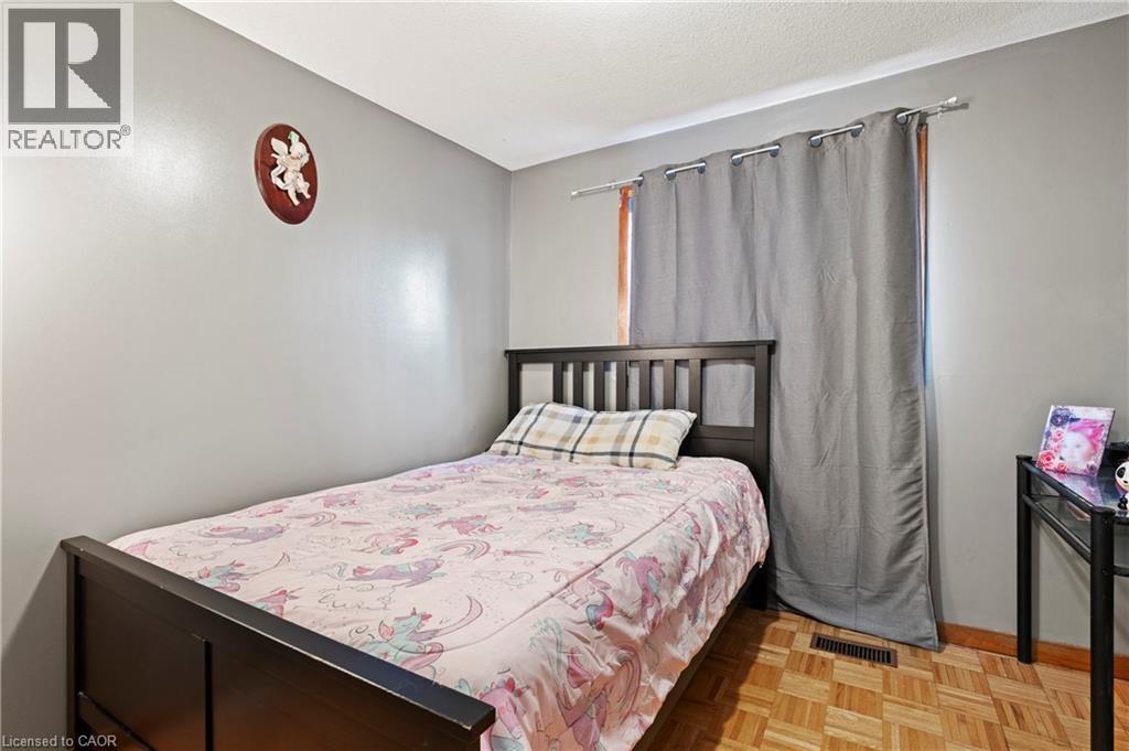 135 West Avenue N, Hamilton, ON - Indoor Photo Showing Bedroom