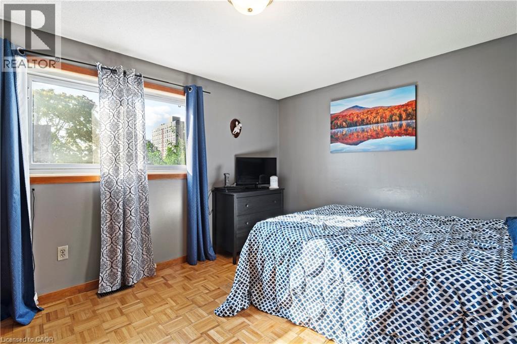 135 West Avenue N, Hamilton, ON - Indoor Photo Showing Bedroom