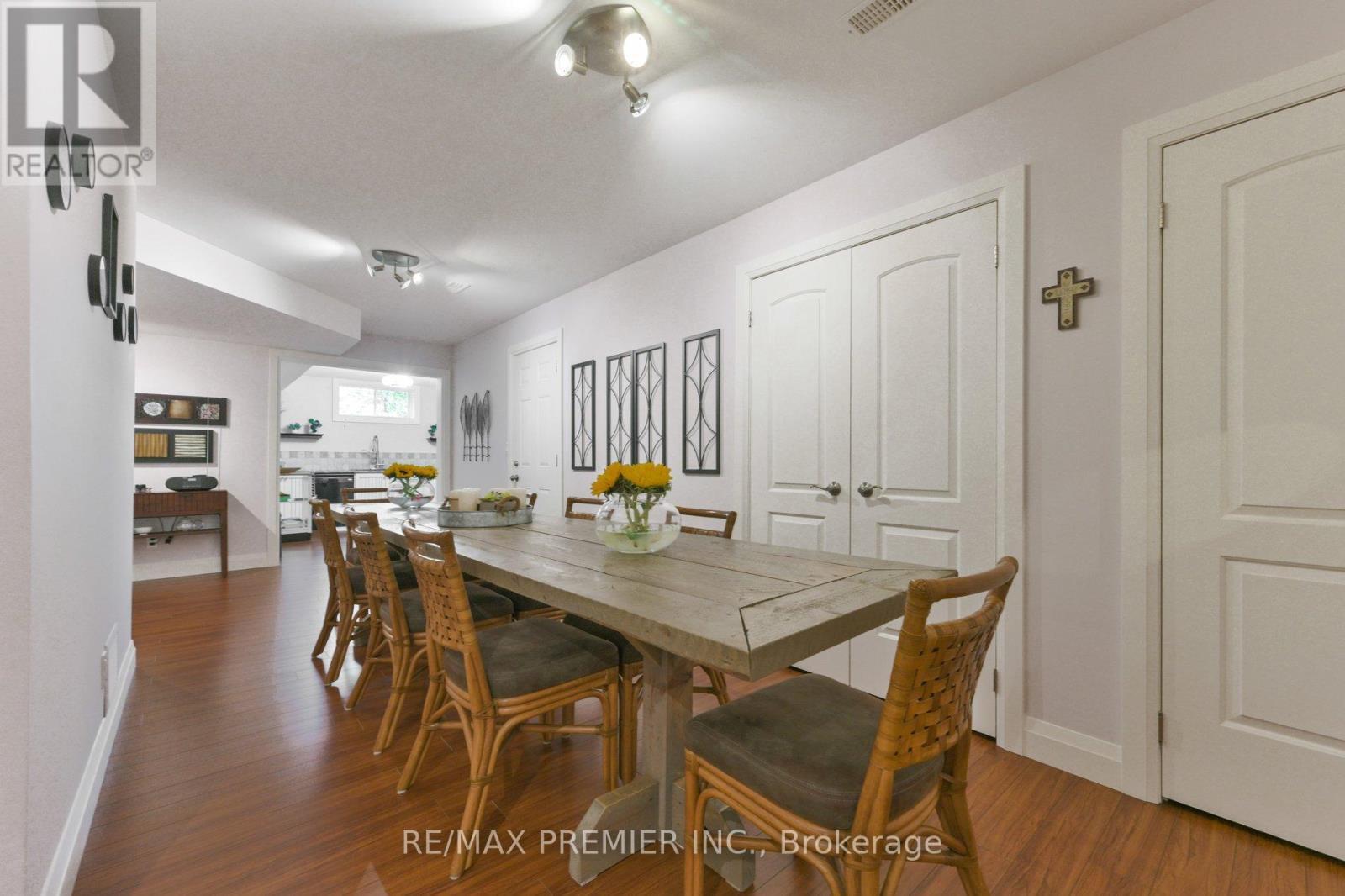 2 Hilltop Court, Springwater, ON - Indoor Photo Showing Dining Room