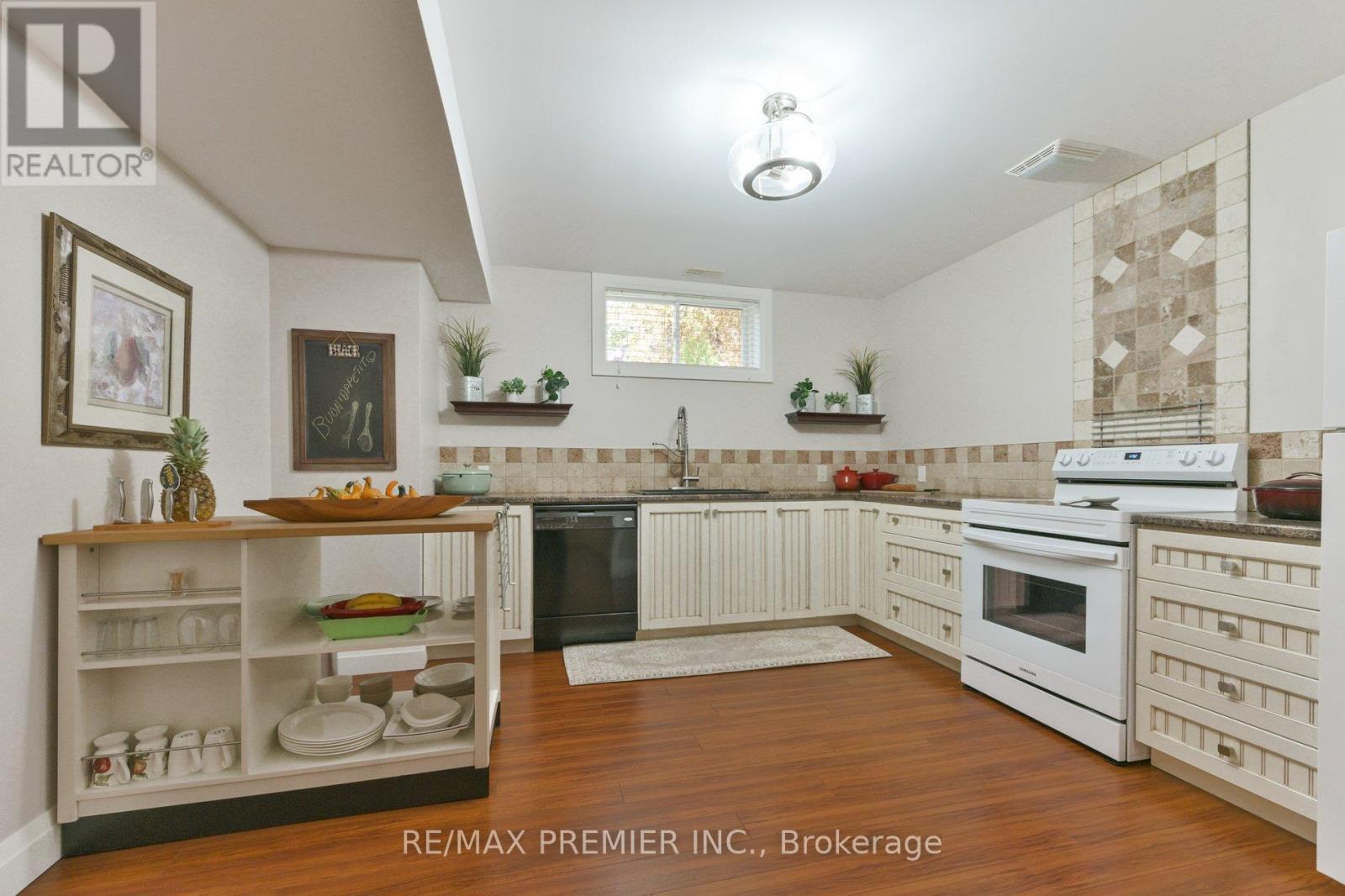 2 Hilltop Court, Springwater, ON - Indoor Photo Showing Kitchen