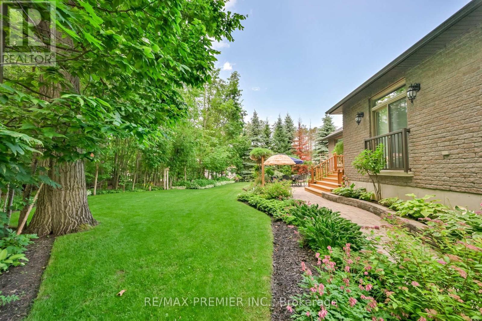 2 Hilltop Court, Springwater, ON - Outdoor