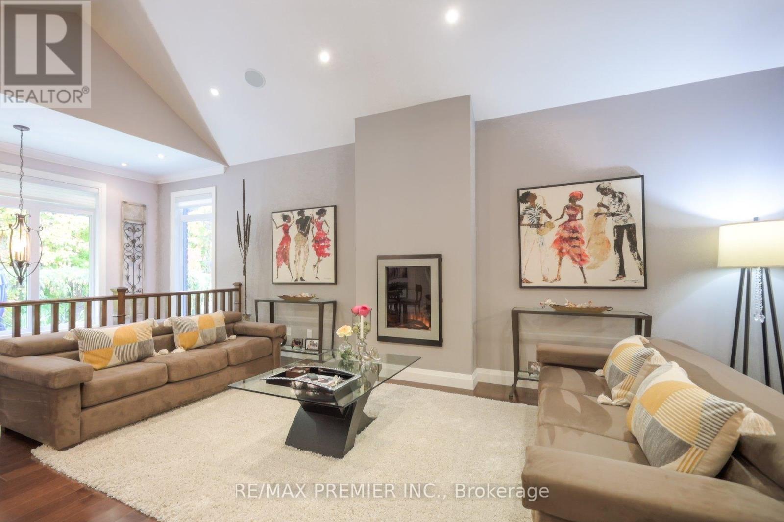 2 Hilltop Court, Springwater, ON - Indoor Photo Showing Living Room