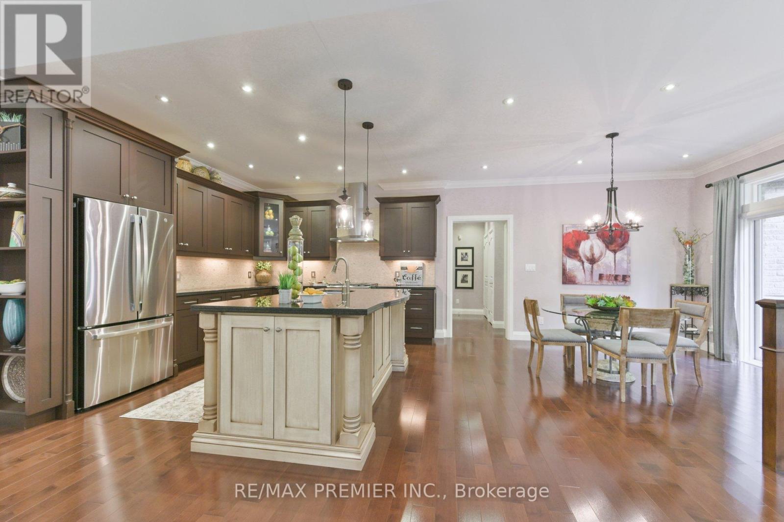 2 Hilltop Court, Springwater, ON - Indoor Photo Showing Kitchen With Upgraded Kitchen