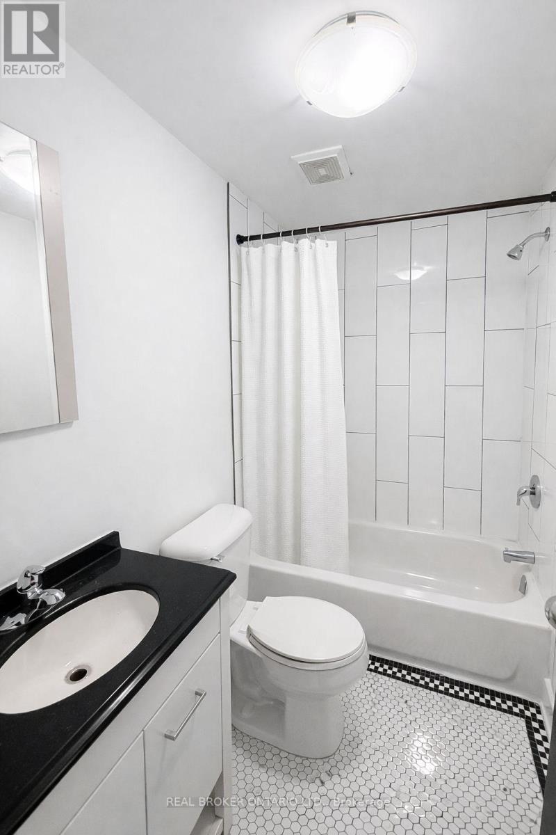 112 Margaret Avenue, Kitchener, ON - Indoor Photo Showing Bathroom