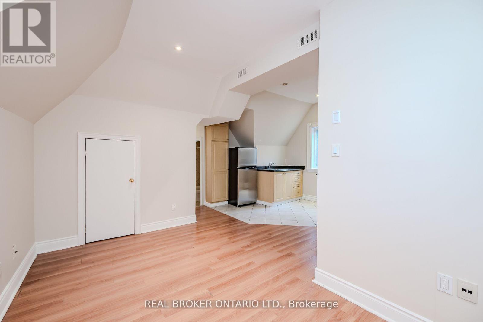 14 Forest Avenue Street S, Hamilton, ON - Indoor