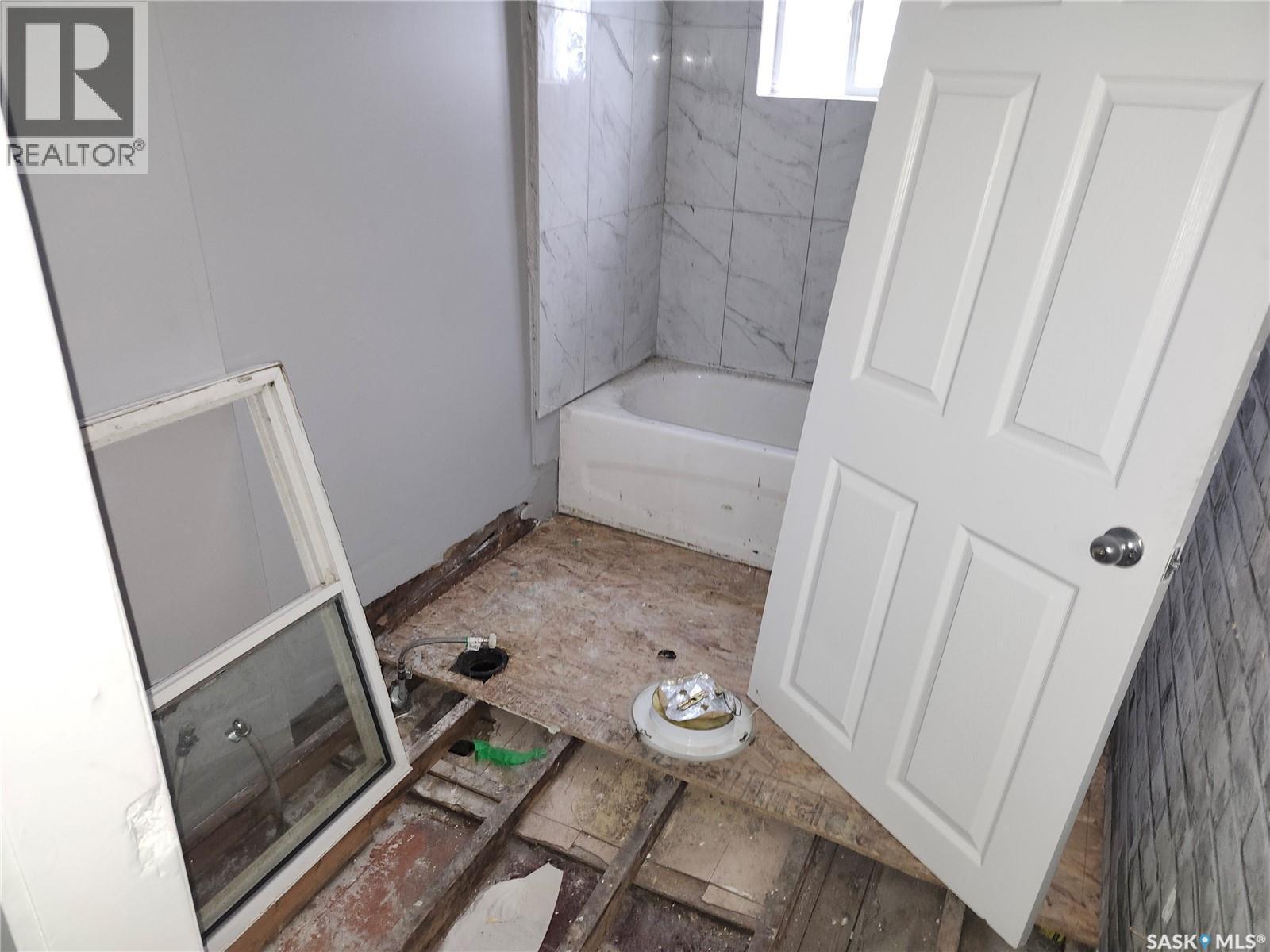 1218 Cameron Street, Regina, SK - Indoor Photo Showing Bathroom