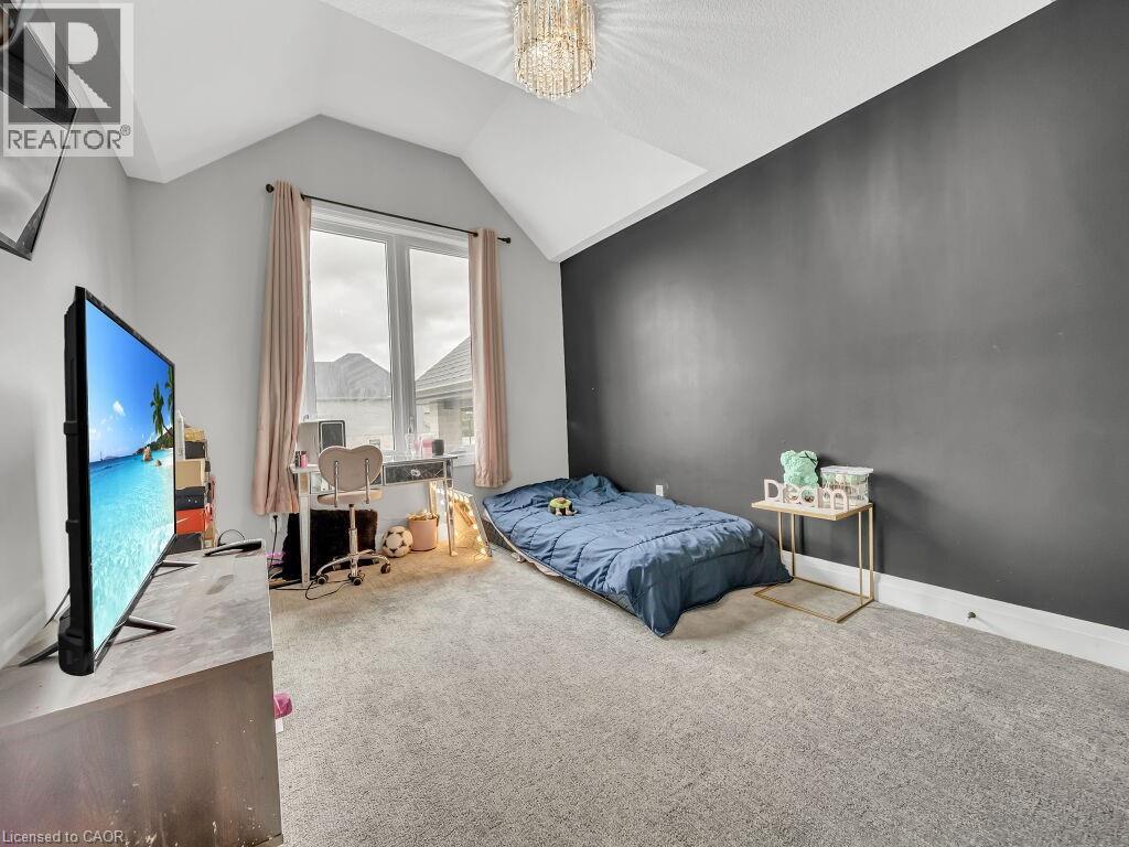 Bedroom featuring carpet flooring and lofted ceiling - 3374 Oriole Drive, London, ON - Indoor Photo Showing Bedroom