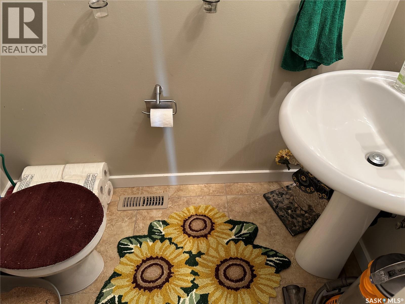 18 880 5Th Street, Weyburn, SK - Indoor Photo Showing Bathroom