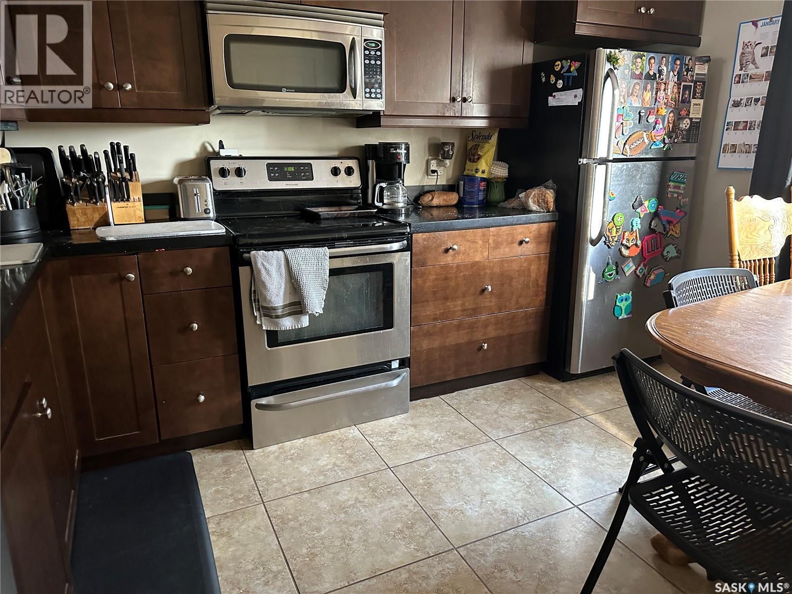 18 880 5Th Street, Weyburn, SK - Indoor Photo Showing Kitchen
